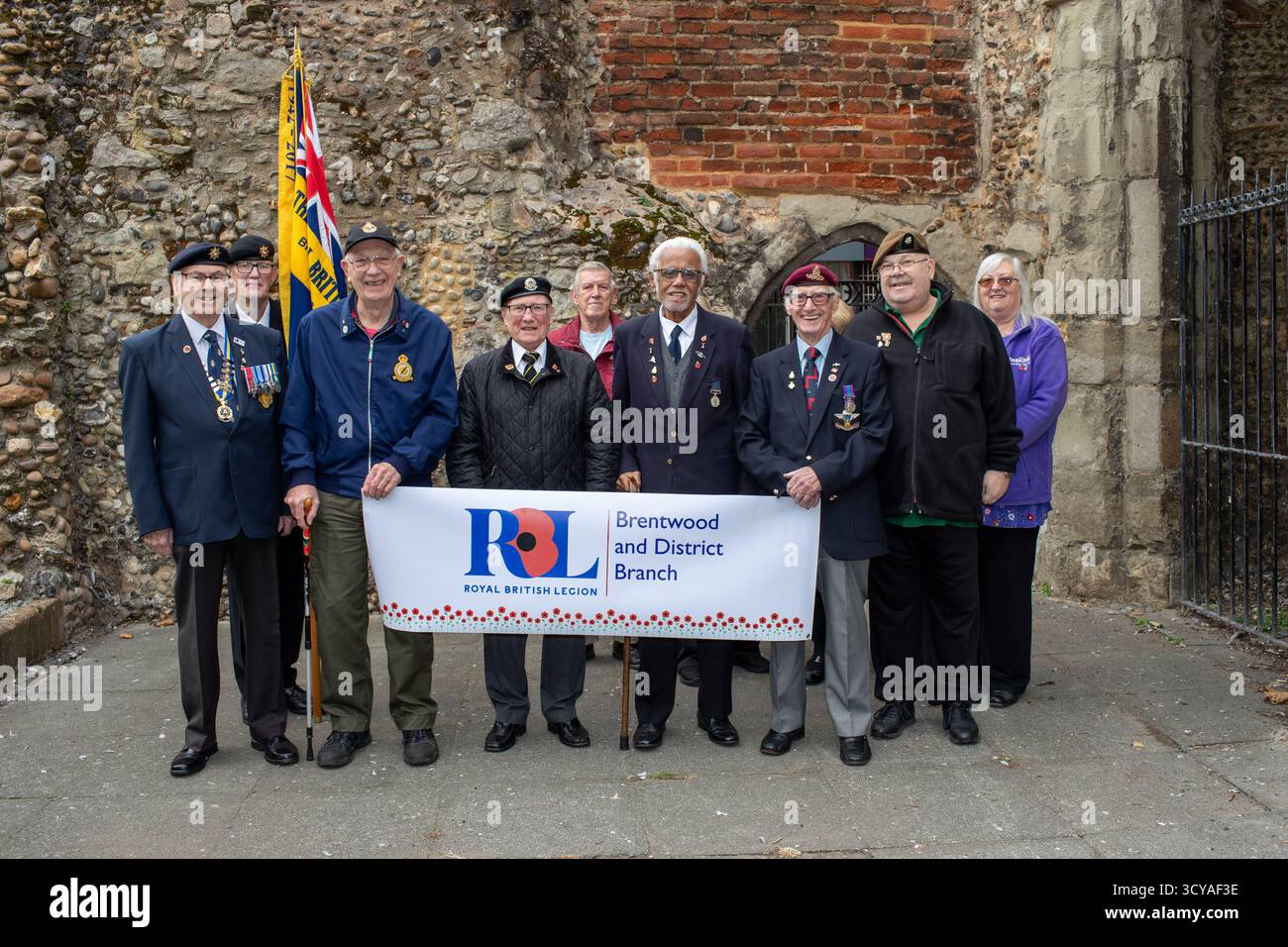 Brentwood Essex, Großbritannien. Oktober 2025. Die Brentwood-Niederlassung der Royal British Legion startet den Mohnappell mit dem Bürgermeister von Brentwood Jay Laplain und Veteranen, bevor der Appell in Geschäften, Restaurants, Welpen, Kirchen und Schulen rund um den Bezirk veröffentlicht wird. Credit: Richard Lincoln/Alamy Live News Stockfoto