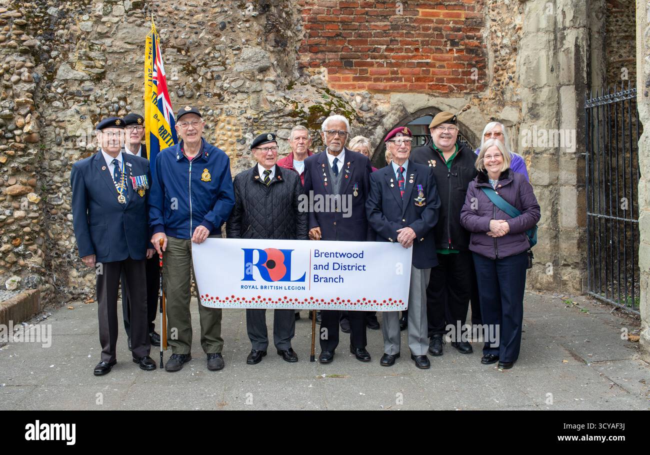 Brentwood Essex, Großbritannien. Oktober 2025. Die Brentwood-Niederlassung der Royal British Legion startet den Mohnappell mit dem Bürgermeister von Brentwood Jay Laplain und Veteranen, bevor der Appell in Geschäften, Restaurants, Welpen, Kirchen und Schulen rund um den Bezirk veröffentlicht wird. Credit: Richard Lincoln/Alamy Live News Stockfoto