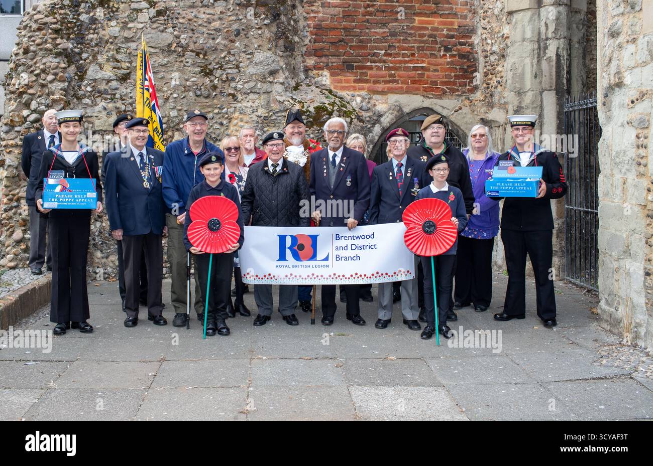 Brentwood Essex, Großbritannien. Oktober 2025. Die Brentwood-Niederlassung der Royal British Legion startet den Mohnappell mit dem Bürgermeister von Brentwood Jay Laplain und Veteranen, bevor der Appell in Geschäften, Restaurants, Welpen, Kirchen und Schulen rund um den Bezirk veröffentlicht wird. Credit: Richard Lincoln/Alamy Live News Stockfoto