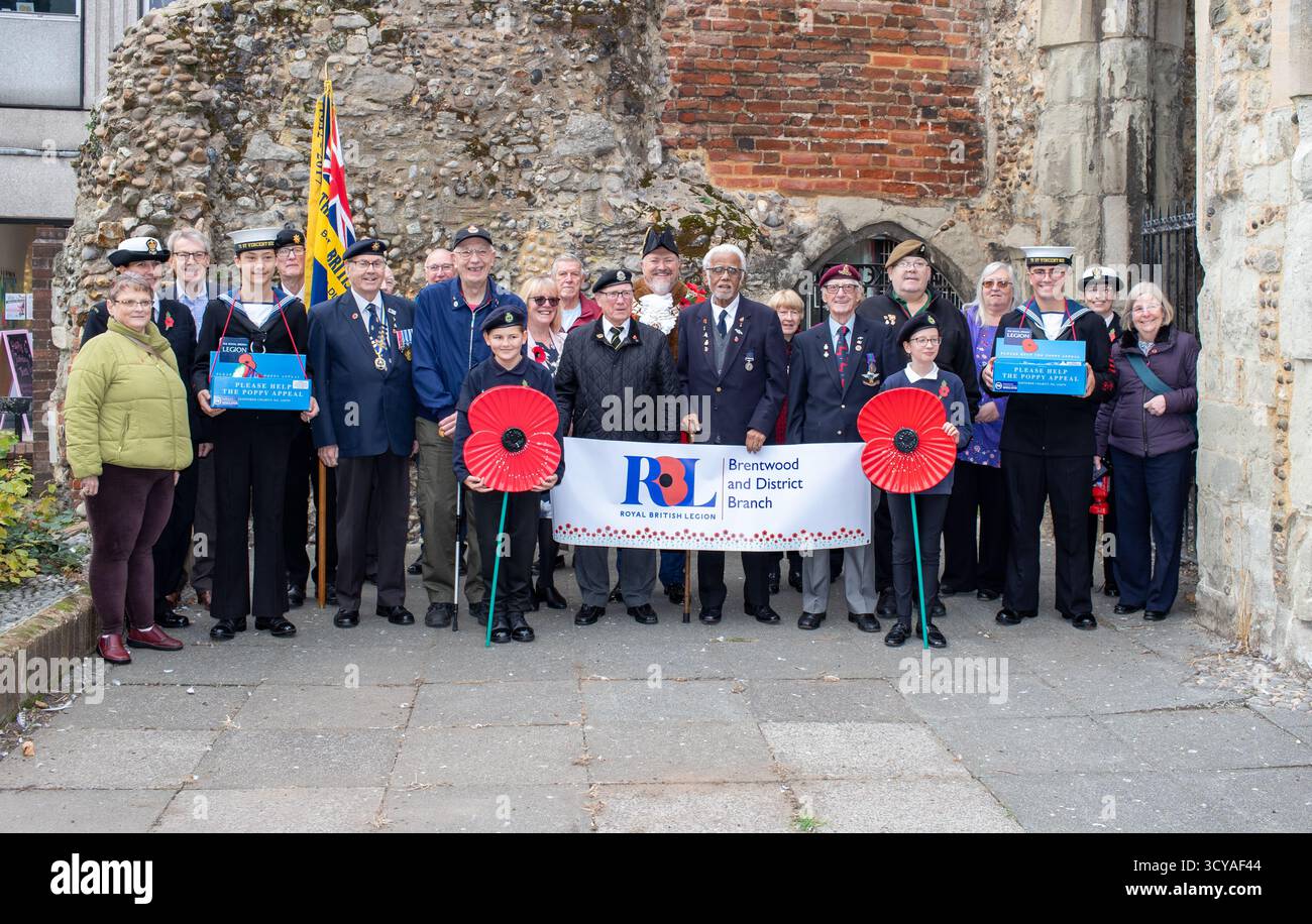 Brentwood Essex, Großbritannien. Oktober 2025. Die Brentwood-Niederlassung der Royal British Legion startet den Mohnappell mit dem Bürgermeister von Brentwood Jay Laplain und Veteranen, bevor der Appell in Geschäften, Restaurants, Welpen, Kirchen und Schulen rund um den Bezirk veröffentlicht wird. Credit: Richard Lincoln/Alamy Live News Stockfoto