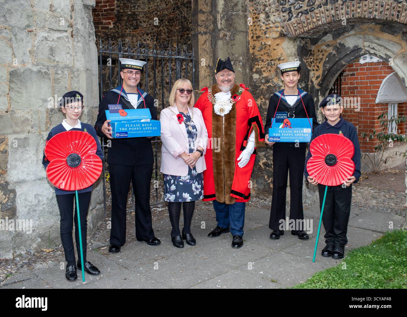 Brentwood Essex, Großbritannien. Oktober 2025. Die Brentwood-Niederlassung der Royal British Legion startet den Mohnappell mit dem Bürgermeister von Brentwood Jay Laplain und Veteranen, bevor der Appell in Geschäften, Restaurants, Welpen, Kirchen und Schulen rund um den Bezirk veröffentlicht wird. Credit: Richard Lincoln/Alamy Live News Stockfoto