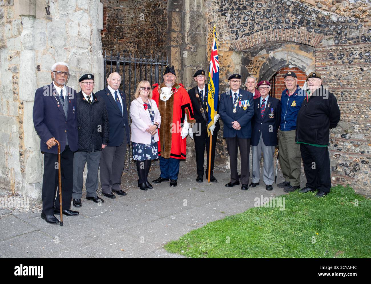 Brentwood Essex, Großbritannien. Oktober 2025. Die Brentwood-Niederlassung der Royal British Legion startet den Mohnappell mit dem Bürgermeister von Brentwood Jay Laplain und Veteranen, bevor der Appell in Geschäften, Restaurants, Welpen, Kirchen und Schulen rund um den Bezirk veröffentlicht wird. Credit: Richard Lincoln/Alamy Live News Stockfoto