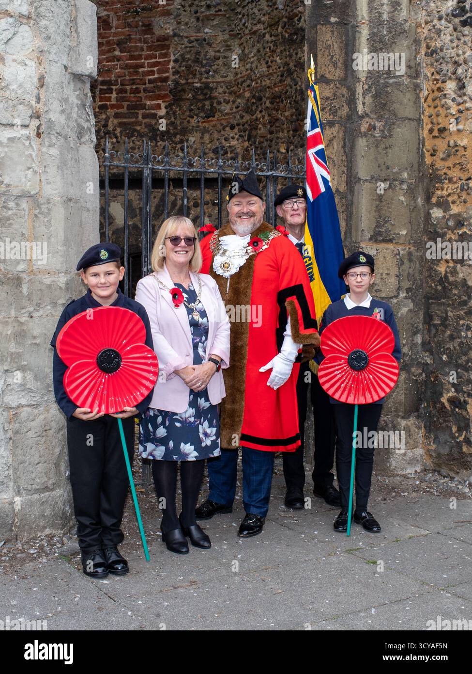 Brentwood Essex, Großbritannien. Oktober 2025. Die Brentwood-Niederlassung der Royal British Legion startet den Mohnappell mit dem Bürgermeister von Brentwood Jay Laplain und Veteranen, bevor der Appell in Geschäften, Restaurants, Welpen, Kirchen und Schulen rund um den Bezirk veröffentlicht wird. Credit: Richard Lincoln/Alamy Live News Stockfoto