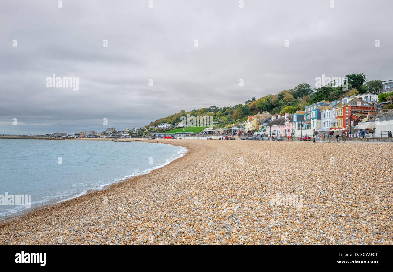 Der Küstenpfad entlang der Küste in der Stadt Lyme Regis in Dorset. Stockfoto