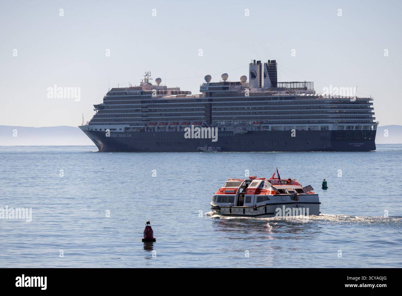 Santa Barbara, USA. Oktober 2025. Ausschreibungsbetrieb im Hafen von Santa Barbara als Nieuw Amsterdam Cruise Ship Häfen in Santa Barbara, CA am 17. Oktober 2025. Das Nieuw Amsterdam wurde 2010 von der Prinzessin Máxima aus den Niederlanden, Eigentümerin Carnival Corporation & PLC, Operator Holland America Line, getauft. (Foto: Rod Rolle/SIPA USA) Credit: SIPA USA/Alamy Live News Stockfoto