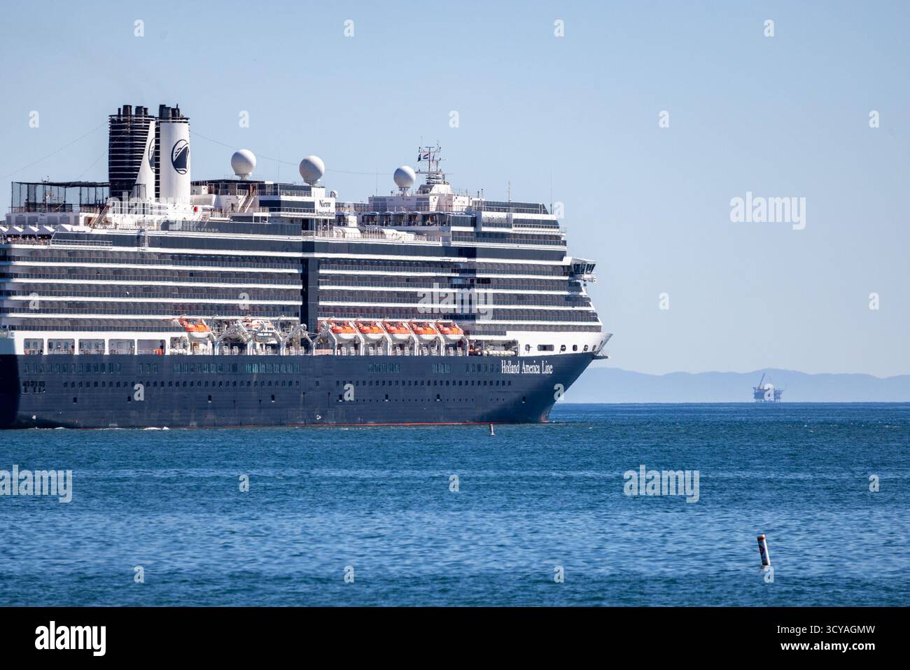Santa Barbara, USA. Oktober 2025. Nieuw Amsterdam Kreuzfahrthäfen in Santa Barbara, CA am 17. Oktober 2025. Das Nieuw Amsterdam wurde 2010 von der Prinzessin Máxima aus den Niederlanden, Eigentümerin Carnival Corporation & PLC, Operator Holland America Line, getauft. (Foto: Rod Rolle/SIPA USA) Credit: SIPA USA/Alamy Live News Stockfoto