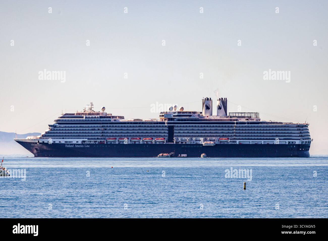 Santa Barbara, USA. Oktober 2025. Ausschreibungsbetrieb im Hafen von Santa Barbara als Nieuw Amsterdam Cruise Ship Häfen in Santa Barbara, CA am 17. Oktober 2025. Das Nieuw Amsterdam wurde 2010 von der Prinzessin Máxima aus den Niederlanden, Eigentümerin Carnival Corporation & PLC, Operator Holland America Line, getauft. (Foto: Rod Rolle/SIPA USA) Credit: SIPA USA/Alamy Live News Stockfoto