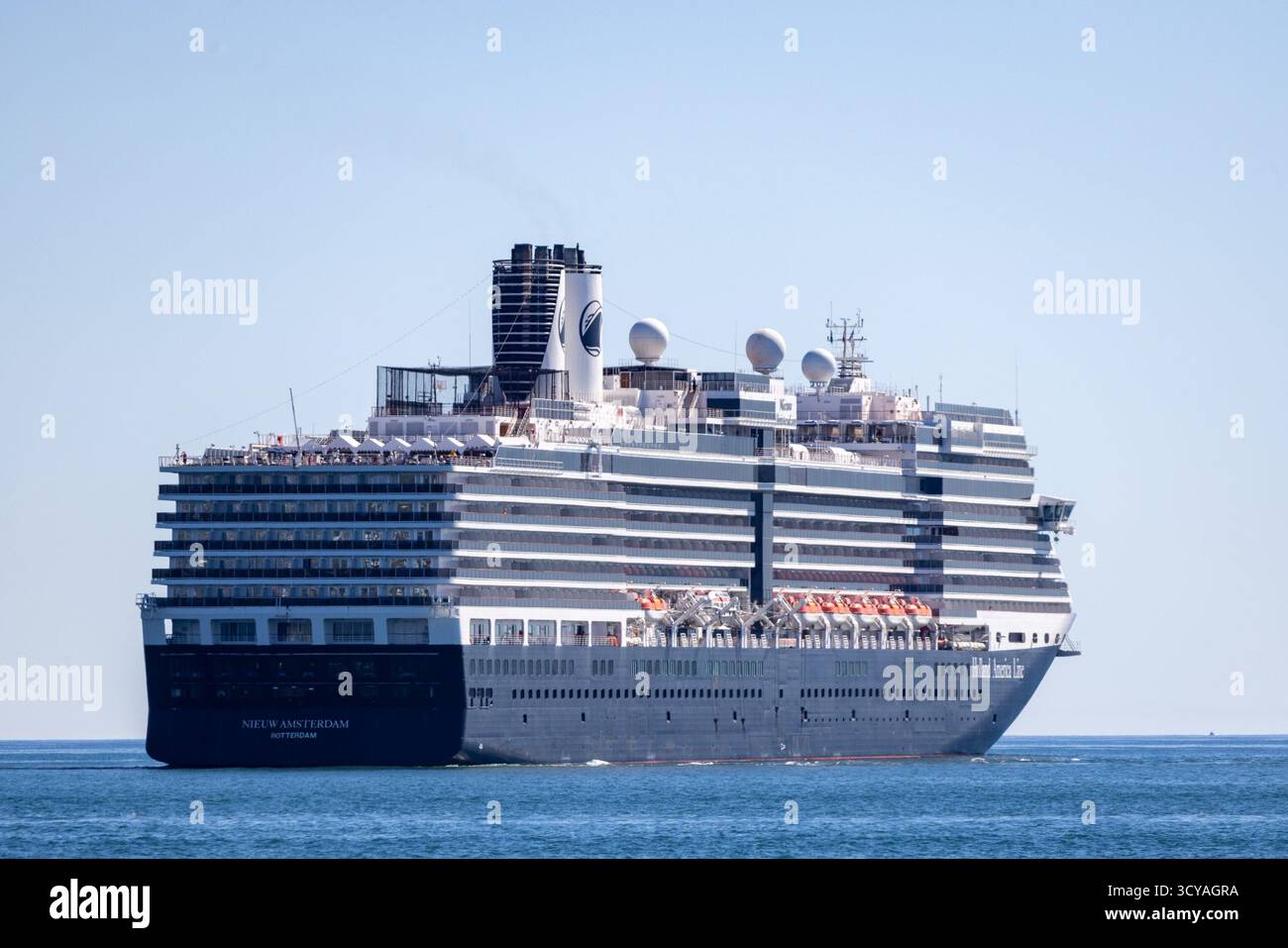 Santa Barbara, USA. Oktober 2025. Nieuw Amsterdam Kreuzfahrthäfen in Santa Barbara, CA am 17. Oktober 2025. Das Nieuw Amsterdam wurde 2010 von der Prinzessin Máxima aus den Niederlanden, Eigentümerin Carnival Corporation & PLC, Operator Holland America Line, getauft. (Foto: Rod Rolle/SIPA USA) Credit: SIPA USA/Alamy Live News Stockfoto