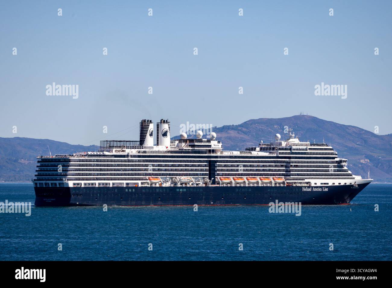 Santa Barbara, USA. Oktober 2025. Nieuw Amsterdam Kreuzfahrthäfen in Santa Barbara, CA am 17. Oktober 2025. Das Nieuw Amsterdam wurde 2010 von der Prinzessin Máxima aus den Niederlanden, Eigentümerin Carnival Corporation & PLC, Operator Holland America Line, getauft. (Foto: Rod Rolle/SIPA USA) Credit: SIPA USA/Alamy Live News Stockfoto