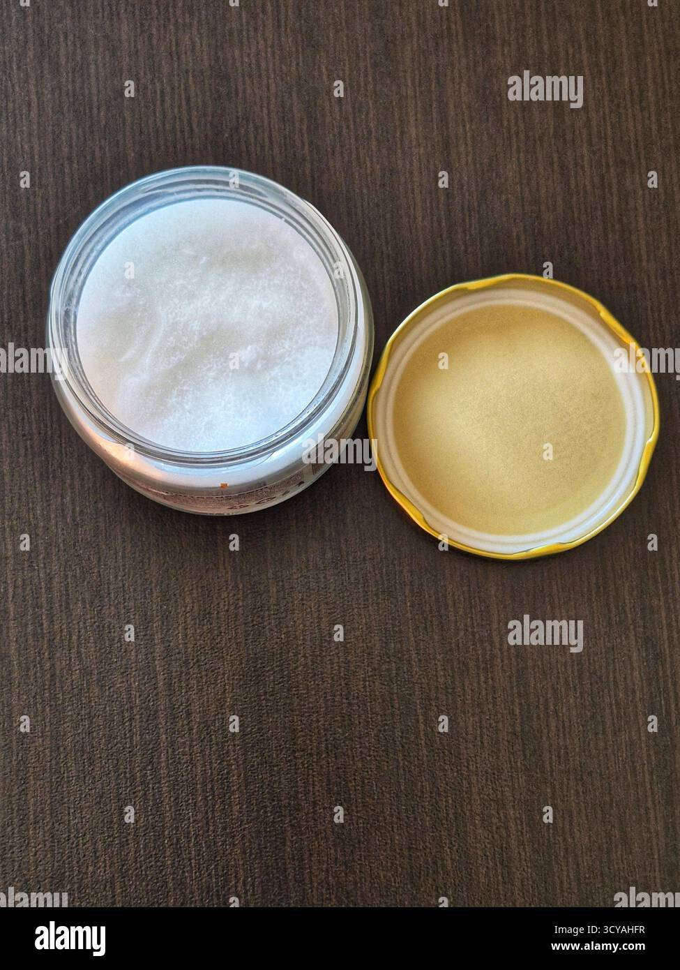 Kokosöl in einem Glas - Smartphone-aufgenommenes Stockfoto