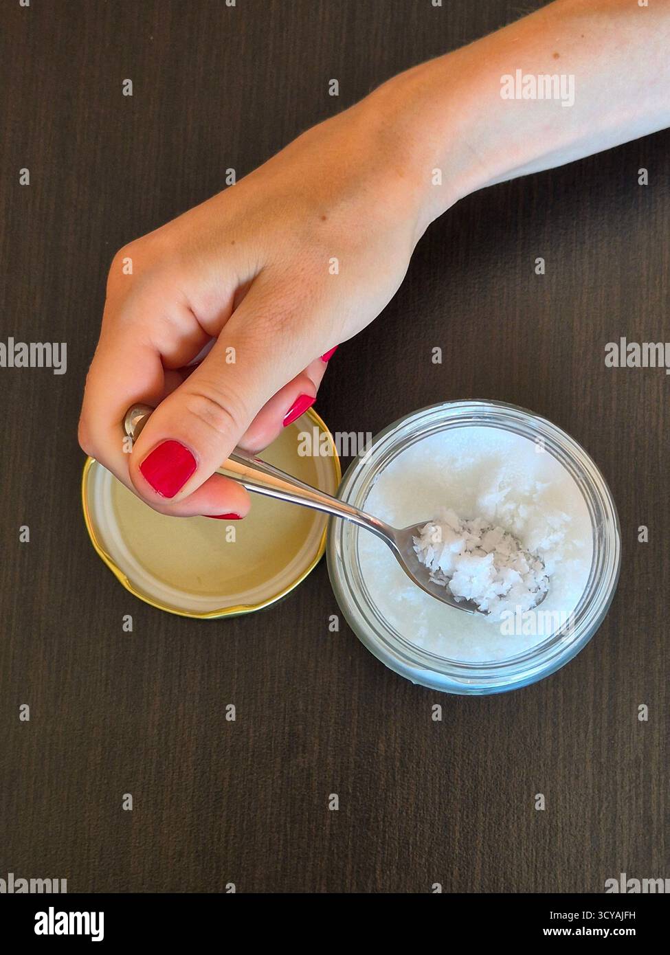 Kokosöl in einem Glas - Smartphone-aufgenommenes Stockfoto