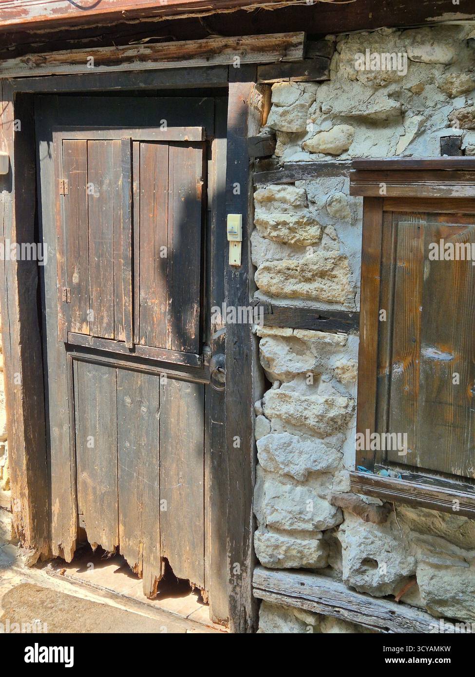Buntglastüren eines alten Hauses. Holztüren und Mauerwerk - alte Zeiten sind wunderschön - Smartphone-aufgenommenes Stockfoto