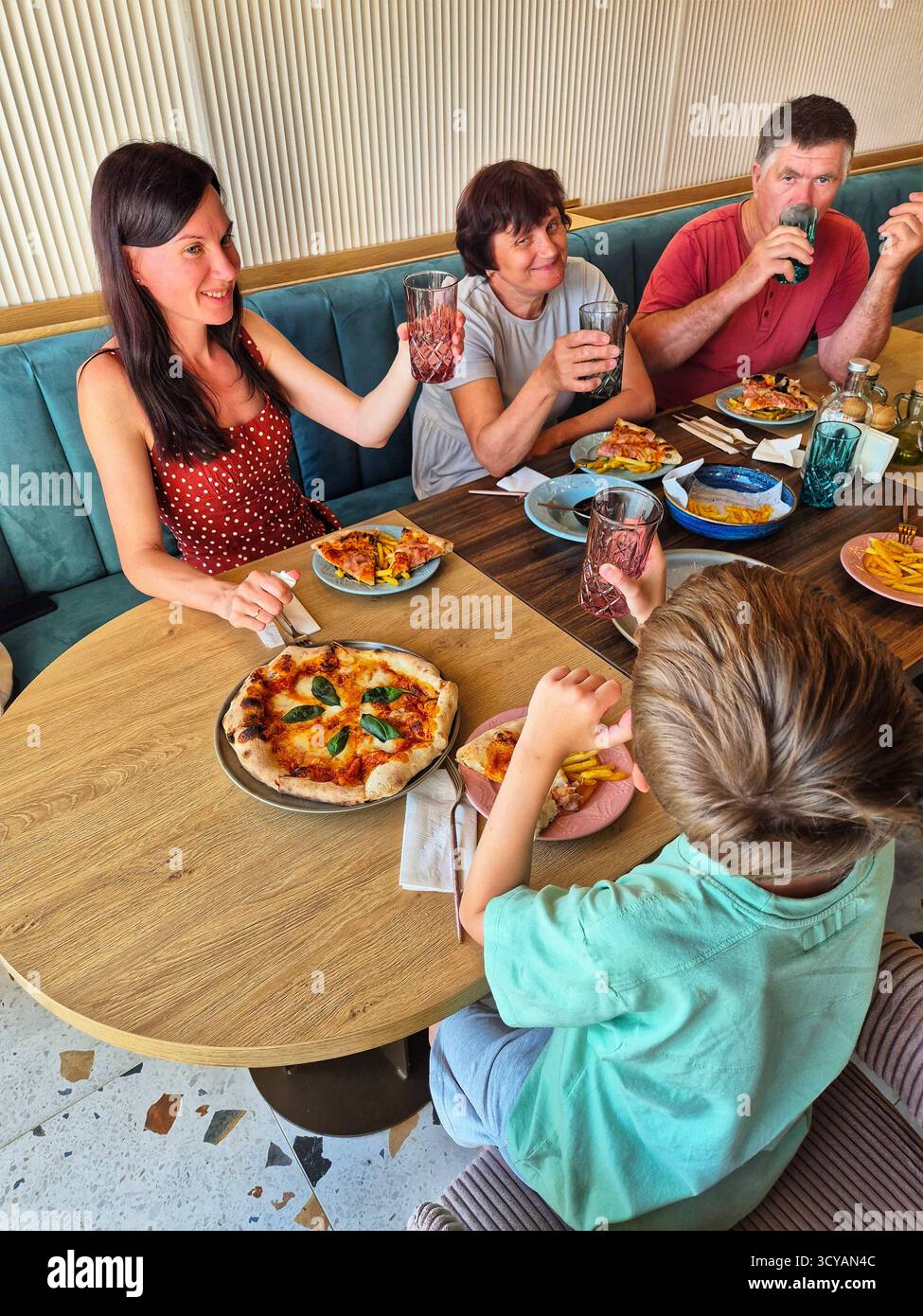 Familienessen. Familienzeit. Festliches Abendessen mit der Familie Stockfoto