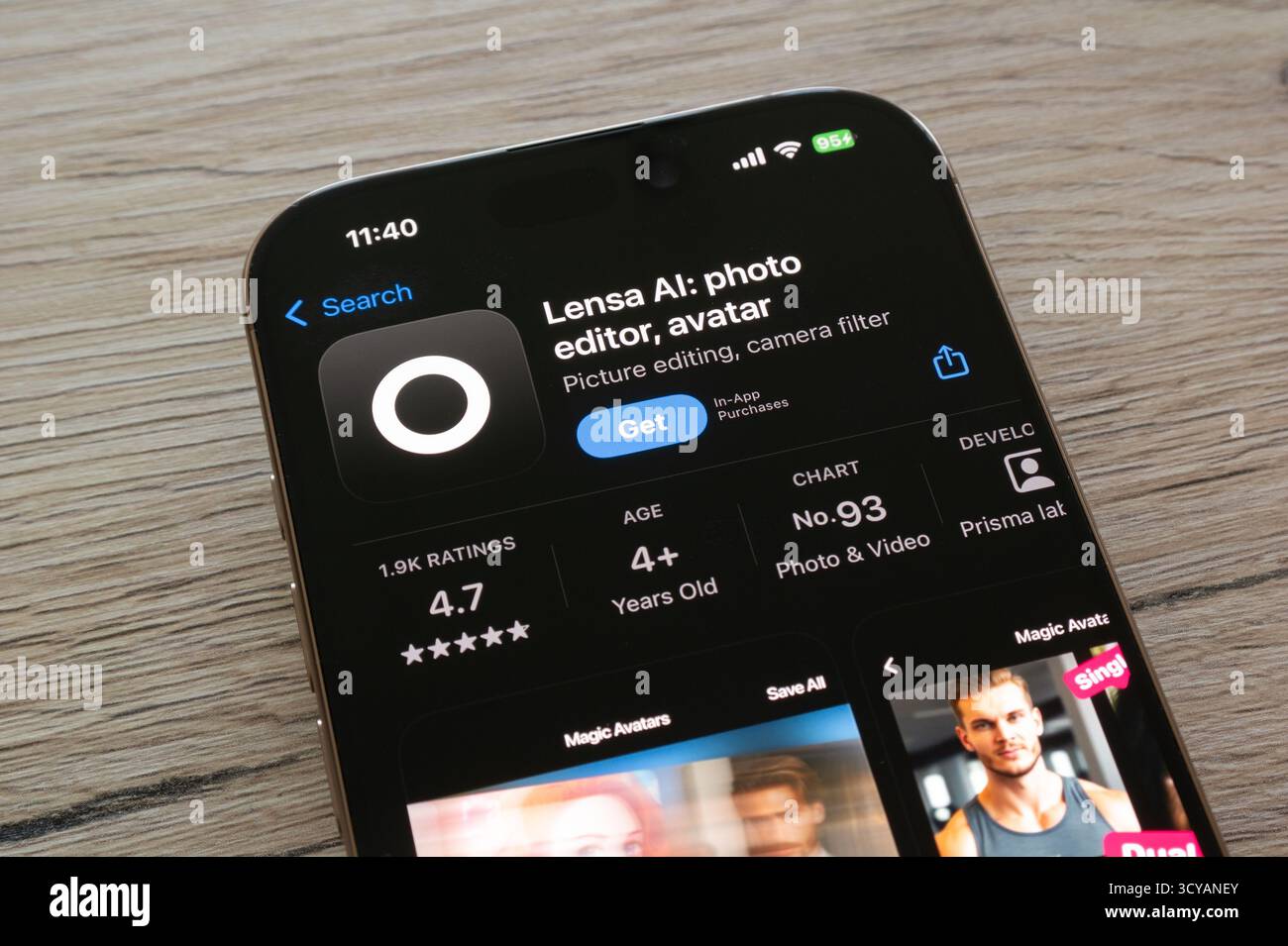 Ostrava, Tschechien - 3. Juli 2025: Apple App Store mit Lensa AI App, Fotoeditor und Avatarmacher Stockfoto