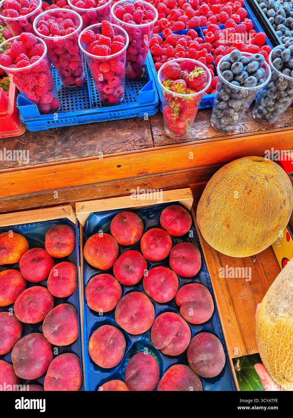 Obst und Gemüse auf der Straße. Straßenmarkt. Gemüse und Obst der Saison. Gemüse- und Obststände - Smartphone-aufgenommenes Stockfoto