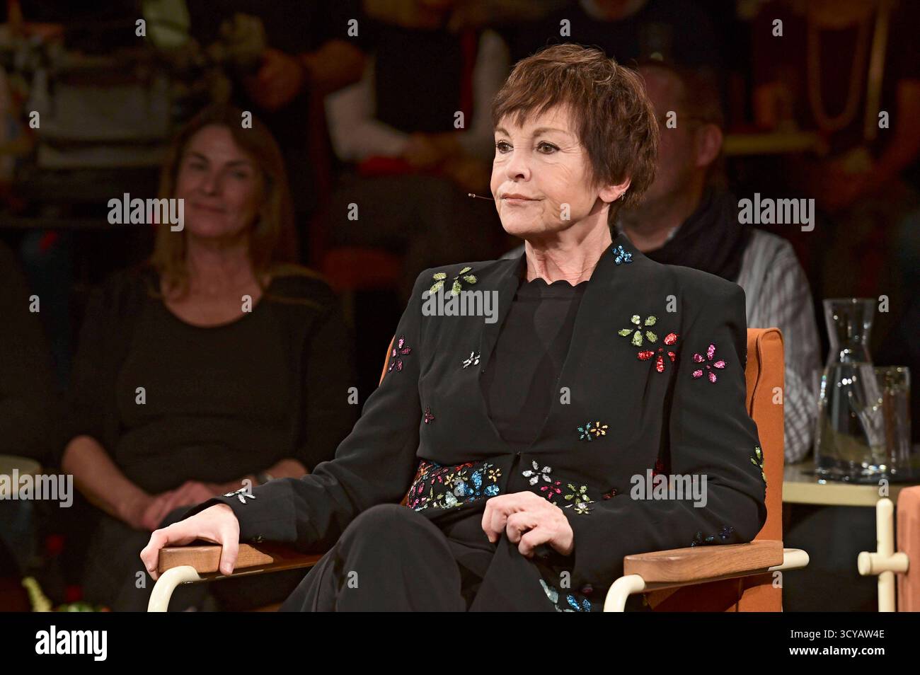 Katrin Sass bei der Aufzeichnung der Radio Bremen Talkshow 3 nach 9 im Studio an der Schlachte. Bremen, 17.10.2025 *** Katrin Sass bei der Aufnahme der Radio Bremen Talkshow 3 nach 9 im Studio der Schlachte Bremen, 17 10 2025 Foto:Xn.xHeuselx/xFuturexImagex 3nach9 5029 Stockfoto