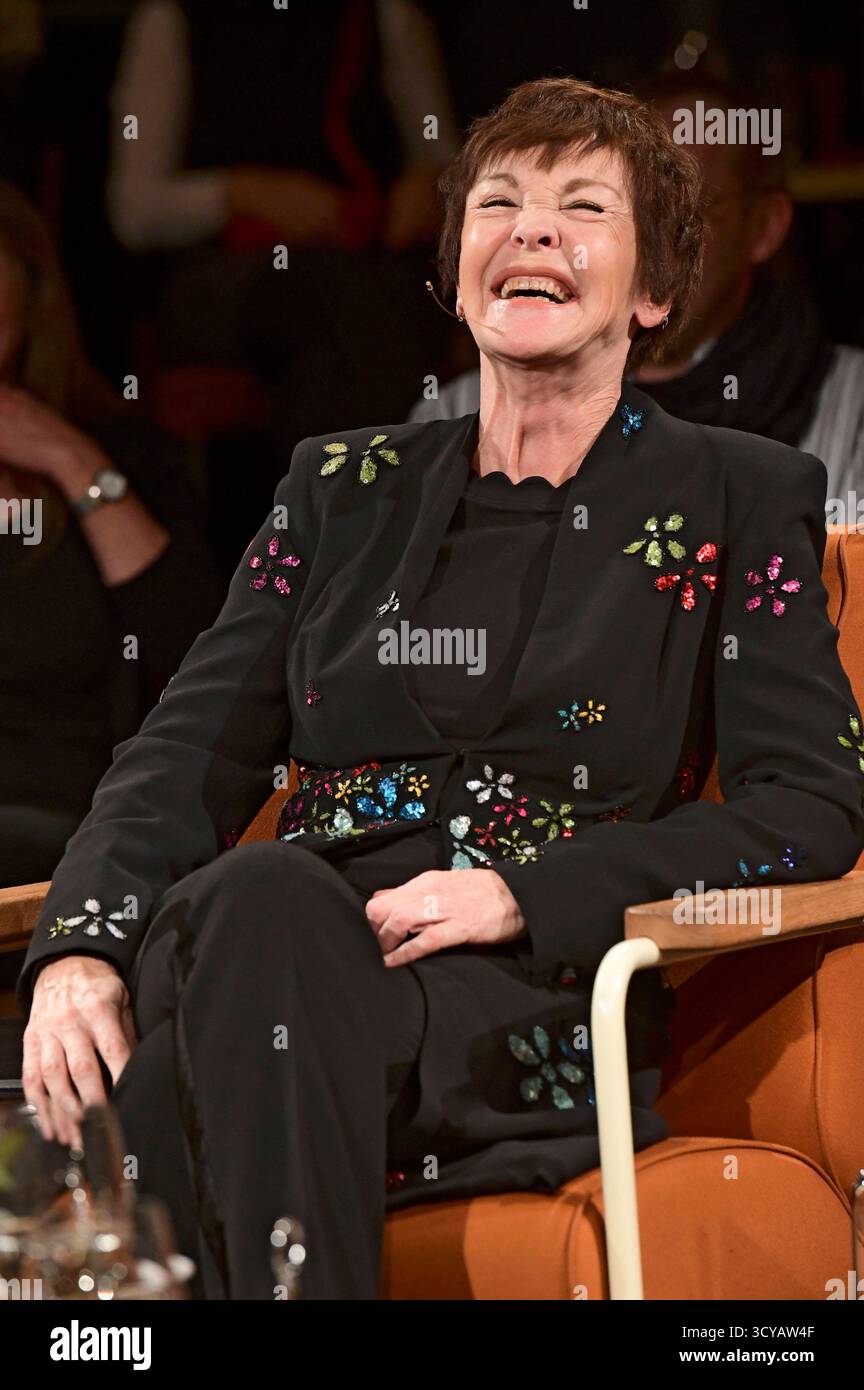 Katrin Sass bei der Aufzeichnung der Radio Bremen Talkshow 3 nach 9 im Studio an der Schlachte. Bremen, 17.10.2025 *** Katrin Sass bei der Aufnahme der Radio Bremen Talkshow 3 nach 9 im Studio der Schlachte Bremen, 17 10 2025 Foto:Xn.xHeuselx/xFuturexImagex 3nach9 5031 Stockfoto