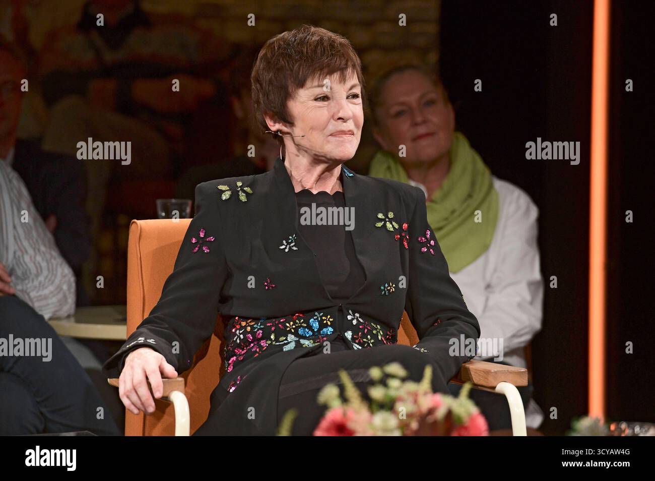 Katrin Sass bei der Aufzeichnung der Radio Bremen Talkshow 3 nach 9 im Studio an der Schlachte. Bremen, 17.10.2025 *** Katrin Sass bei der Aufnahme der Radio Bremen Talkshow 3 nach 9 im Studio der Schlachte Bremen, 17 10 2025 Foto:Xn.xHeuselx/xFuturexImagex 3nach9 5034 Stockfoto