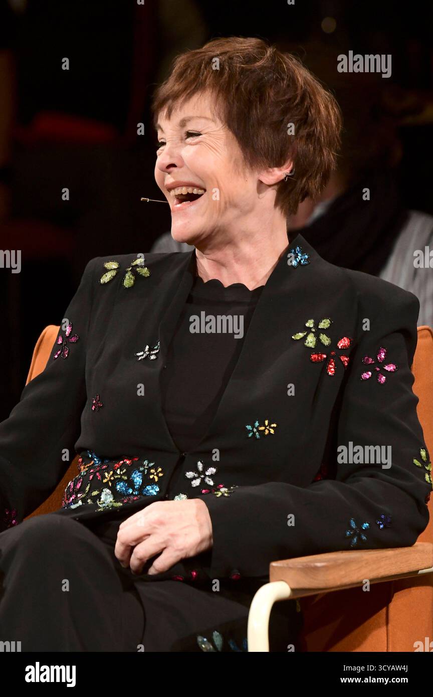 Katrin Sass bei der Aufzeichnung der Radio Bremen Talkshow 3 nach 9 im Studio an der Schlachte. Bremen, 17.10.2025 *** Katrin Sass bei der Aufnahme der Radio Bremen Talkshow 3 nach 9 im Studio der Schlachte Bremen, 17 10 2025 Foto:Xn.xHeuselx/xFuturexImagex 3nach9 5033 Stockfoto