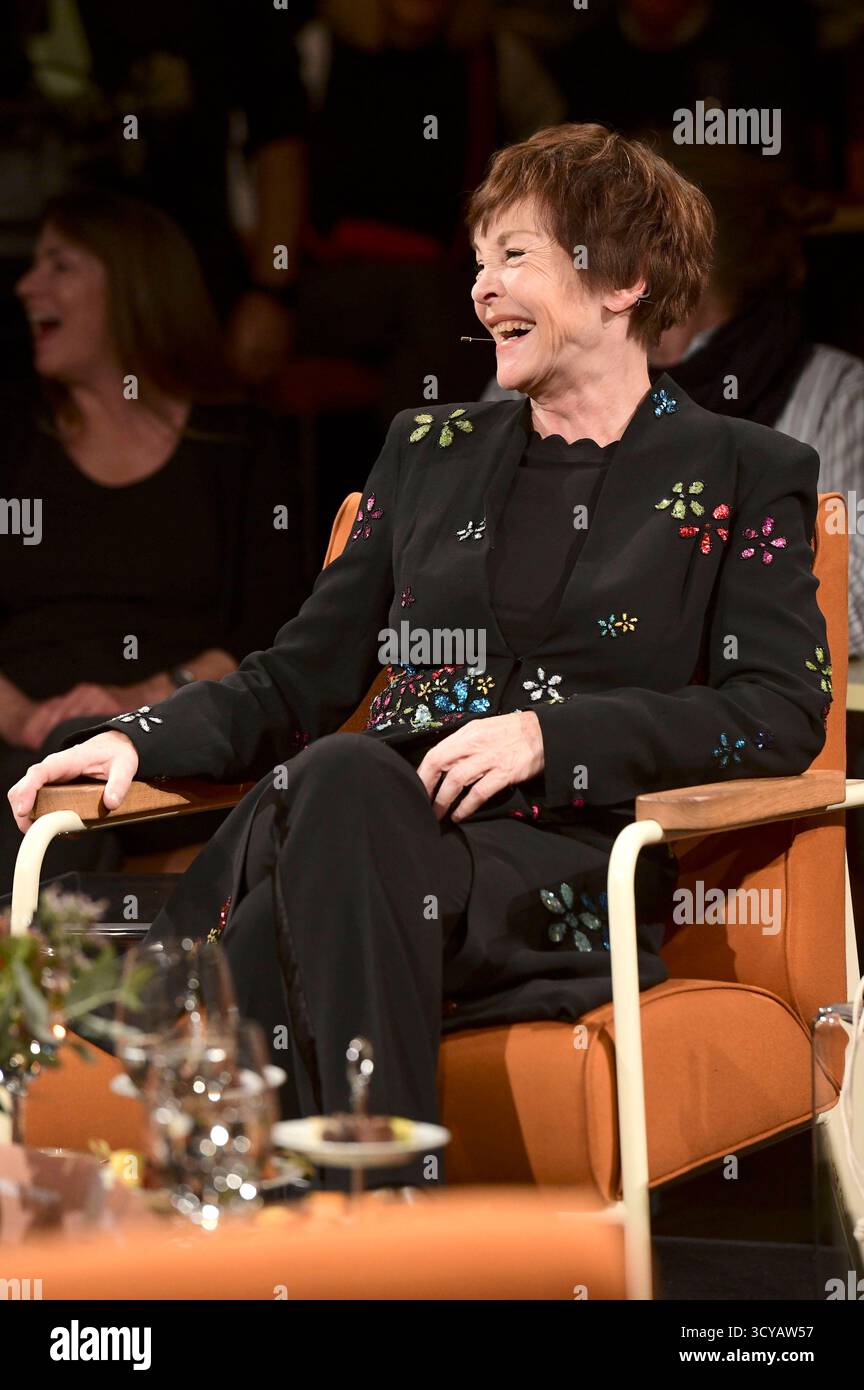 Katrin Sass bei der Aufzeichnung der Radio Bremen Talkshow 3 nach 9 im Studio an der Schlachte. Bremen, 17.10.2025 *** Katrin Sass bei der Aufnahme der Radio Bremen Talkshow 3 nach 9 im Studio der Schlachte Bremen, 17 10 2025 Foto:Xn.xHeuselx/xFuturexImagex 3nach9 5030 Stockfoto