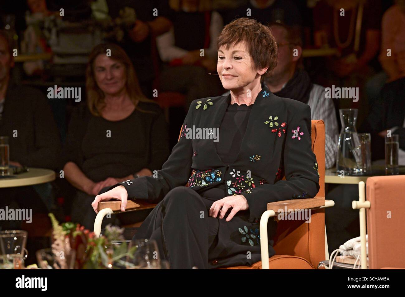 Katrin Sass bei der Aufzeichnung der Radio Bremen Talkshow 3 nach 9 im Studio an der Schlachte. Bremen, 17.10.2025 *** Katrin Sass bei der Aufnahme der Radio Bremen Talkshow 3 nach 9 im Studio der Schlachte Bremen, 17 10 2025 Foto:Xn.xHeuselx/xFuturexImagex 3nach9 5028 Stockfoto