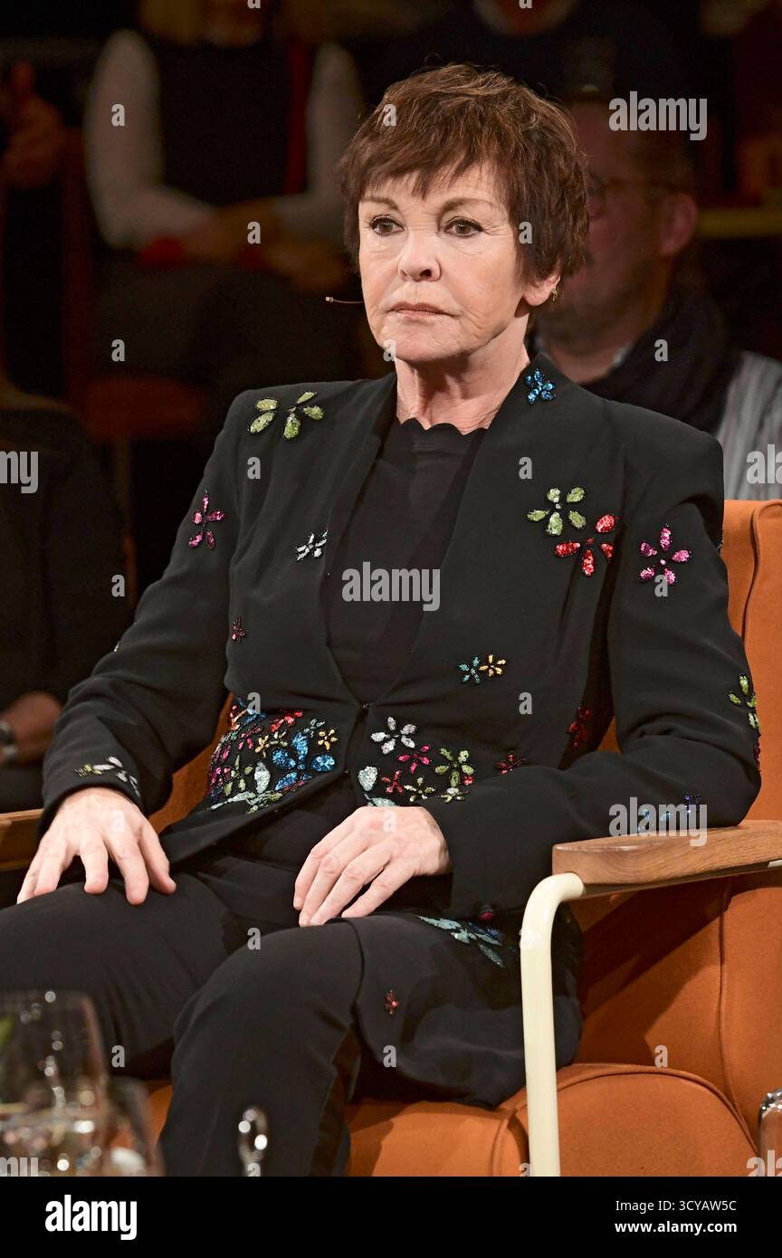 Katrin Sass bei der Aufzeichnung der Radio Bremen Talkshow 3 nach 9 im Studio an der Schlachte. Bremen, 17.10.2025 *** Katrin Sass bei der Aufnahme der Radio Bremen Talkshow 3 nach 9 im Studio der Schlachte Bremen, 17 10 2025 Foto:Xn.xHeuselx/xFuturexImagex 3nach9 5032 Stockfoto