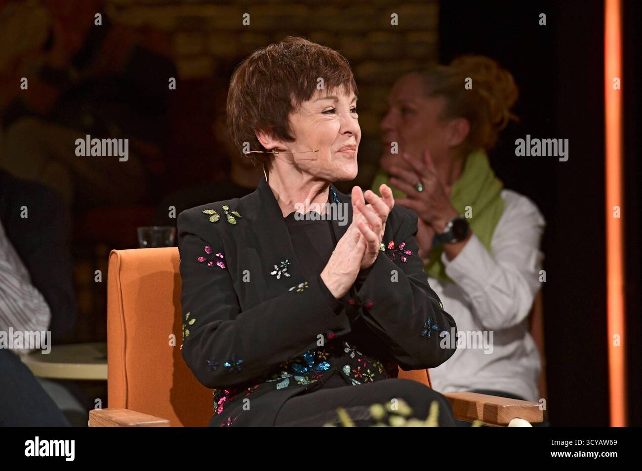 Katrin Sass bei der Aufzeichnung der Radio Bremen Talkshow 3 nach 9 im Studio an der Schlachte. Bremen, 17.10.2025 *** Katrin Sass bei der Aufnahme der Radio Bremen Talkshow 3 nach 9 im Studio der Schlachte Bremen, 17 10 2025 Foto:Xn.xHeuselx/xFuturexImagex 3nach9 5035 Stockfoto