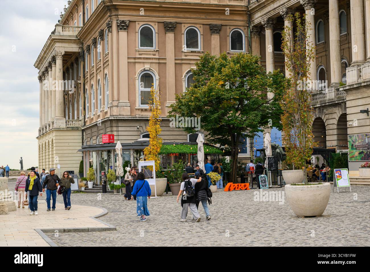 Touristen, die die Budaer Burg besuchen, Budapest, Ungarn Stockfoto