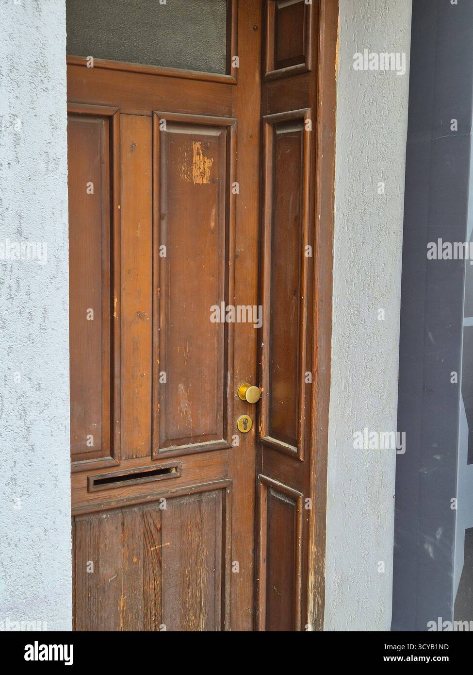 Buntglastüren eines alten Hauses. Holztüren. Buntglastür mit Postfach - Smartphone-aufgenommenes Stockfoto