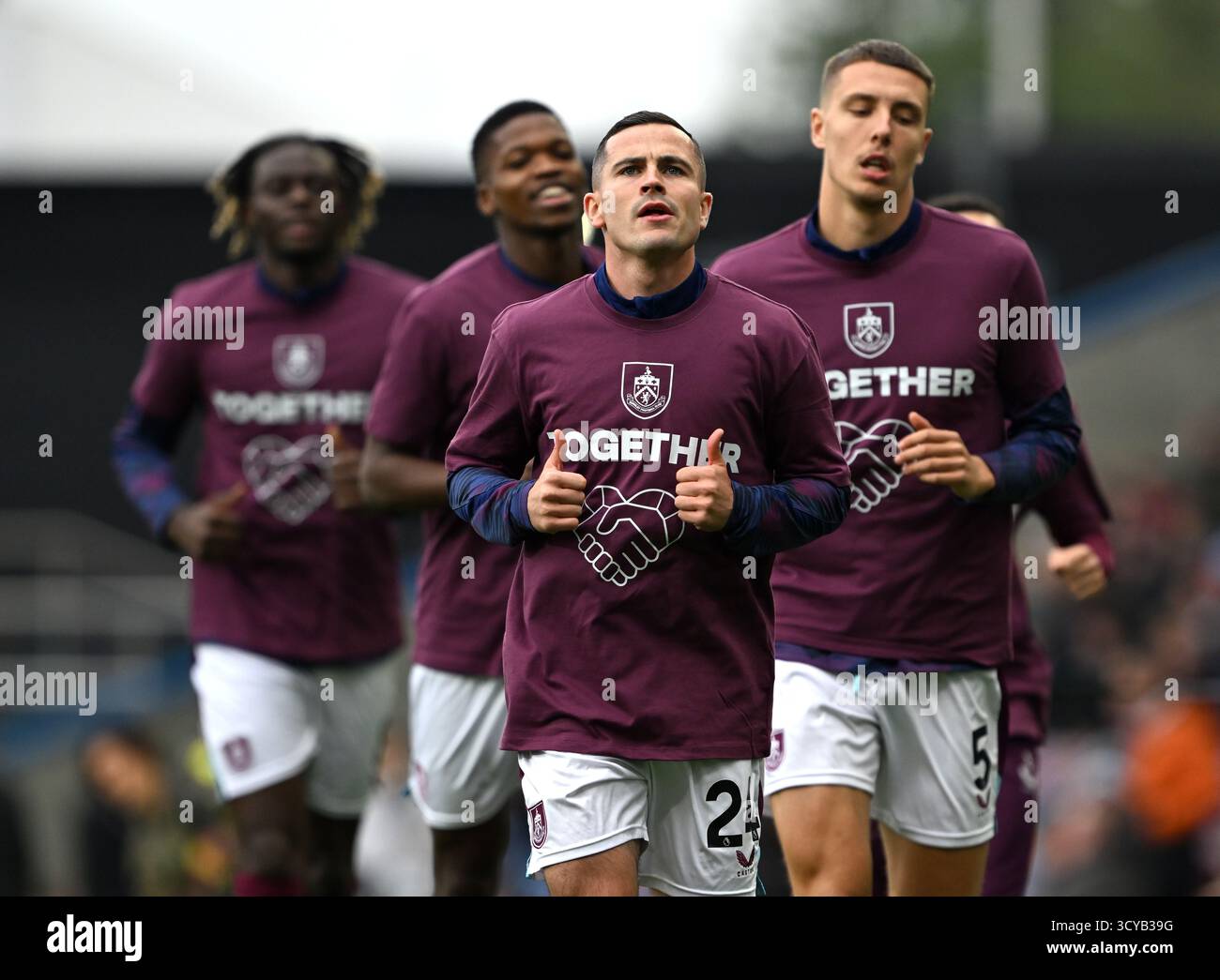 Burnleys Josh Cullen warnt sich vor dem Premier League-Spiel in Turf Moor, Burnley auf. Bilddatum: Samstag, 18. Oktober 2025. Stockfoto Burnleys Josh Cullen warnt sich vor dem Premier League-Spiel in Turf Moor, Burnley auf. Bilddatum: Samstag, 18. Oktober 2025. Stockfoto