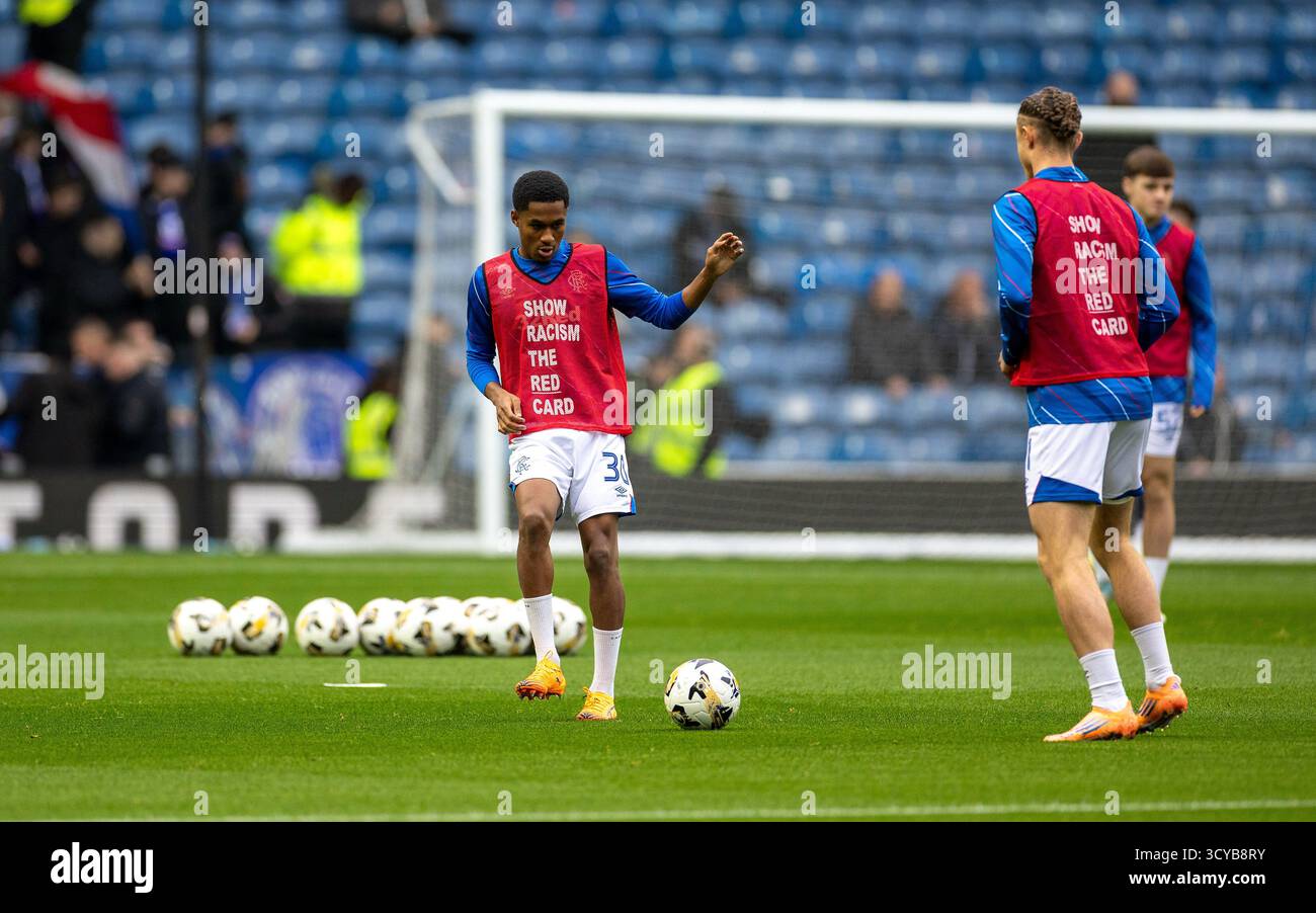 Ibrox Stadium, Glasgow, Großbritannien. Oktober 2025. Scottish Premiership Football, Rangers gegen Dundee United; Jayden Meghoma von Rangers Warms Up Credit: Action Plus Sports/Alamy Live News Stockfoto