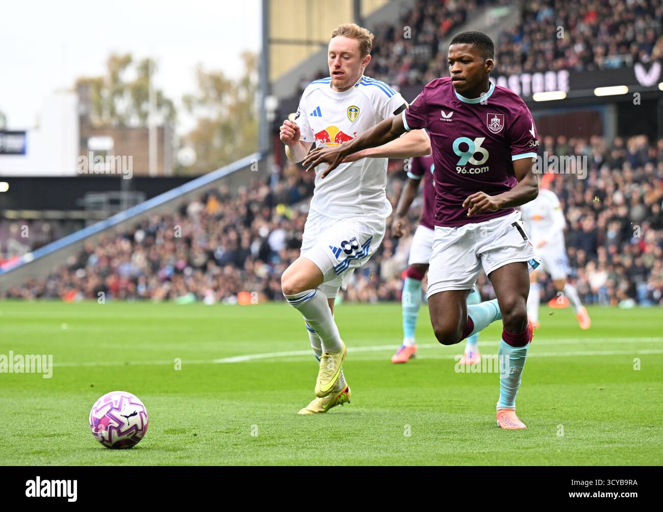 Leeds United's Sean Longstaff (links) und Burnleys Luis Florentino kämpfen um den Ball während des Premier League-Spiels in Turf Moor, Burnley. Bilddatum: Samstag, 18. Oktober 2025. Stockfoto Leeds United's Sean Longstaff (links) und Burnleys Luis Florentino kämpfen um den Ball während des Premier League-Spiels in Turf Moor, Burnley. Bilddatum: Samstag, 18. Oktober 2025. Stockfoto
