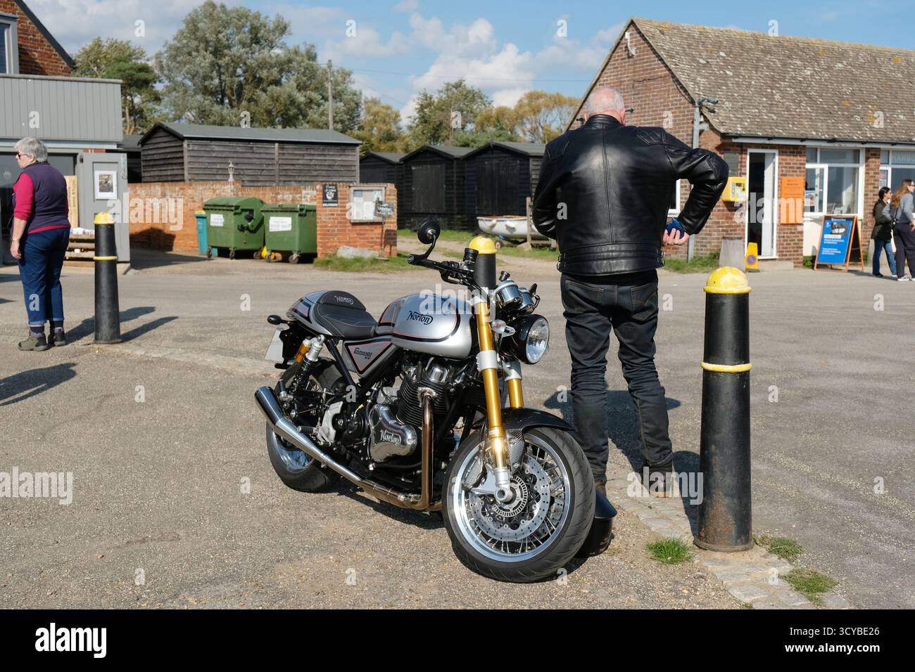 Ein einzelner männlicher Biker mit einem Norton Commando 961 SP - John Gollop Stockfoto