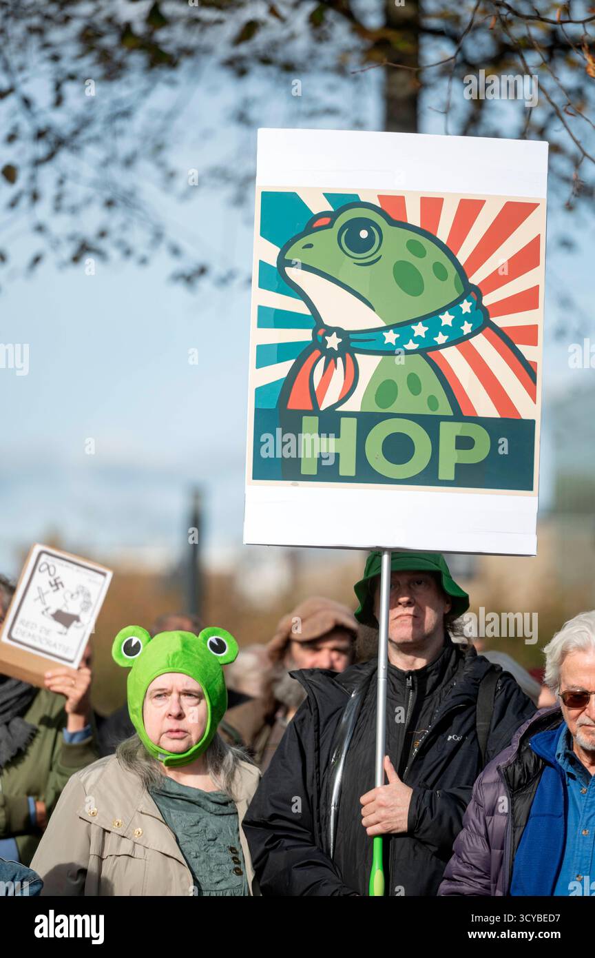 Amsterdam Niederlande 18. Oktober 2025 in Solidarität mit den No-Königs-Märschen in den USA, den Amerikanern in Amsterdam, ihren Sympathisanten und sogar einigen Urlaubern versammeln sich vor dem US-Konsulat auf dem Museumplein, um gegen die Präsidentschaft Donald Trump zu protestieren. Hopfenposter basierend auf den ikonischen Hope-Plakaten mit einem Frosch war der Frosch ein Symbol für diejenigen, die sich der Trump-Regierung widersetzen. Präsident, Demo, Stockfoto