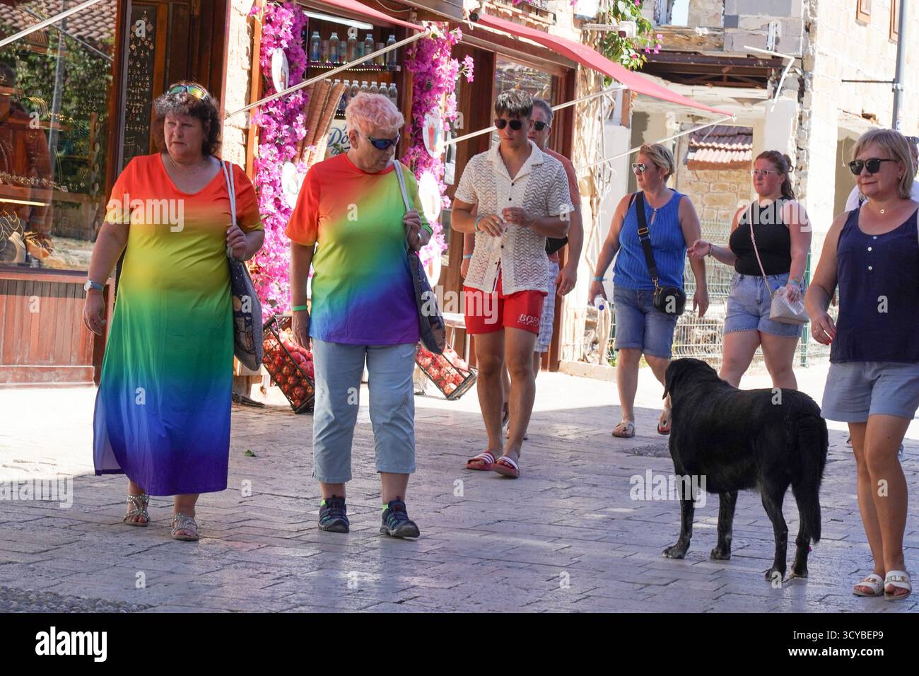 Side, Türkei - 17. September 2025: Eine lebendige Straßenszene mit farbenfrohen Outfits Stockfoto