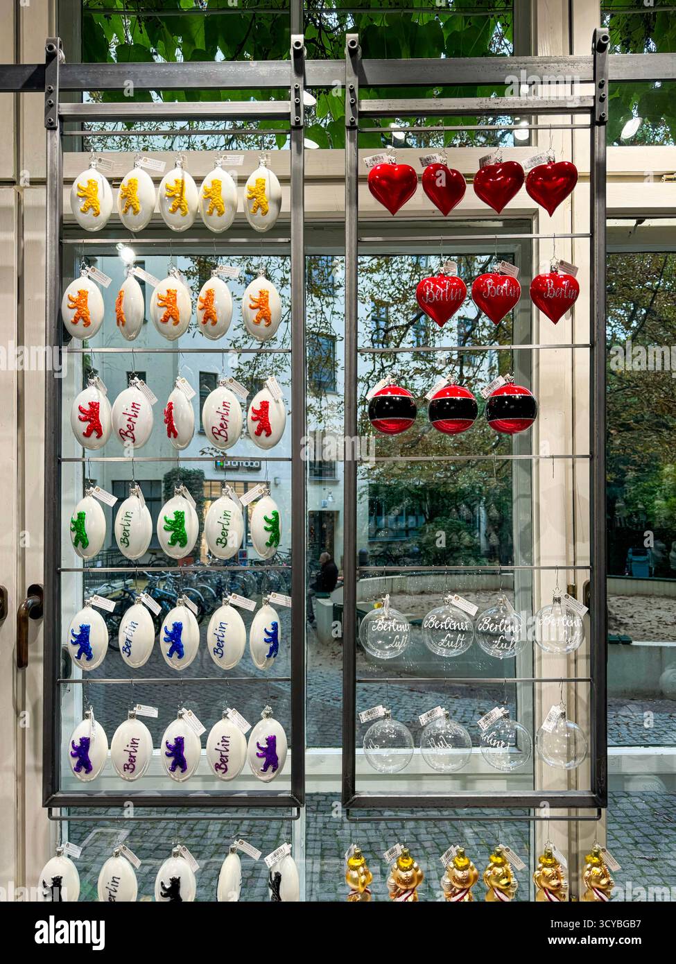 Berlin, Deutschland, 2. Oktober 2025, Shop bei INGES Hersteller von Glas-Weihnachtsbaumschmuck. Weihnachtsbaumschmuck aus Glas mit Berliner Bären und - Smartphone-aufgenommenes Stockfoto