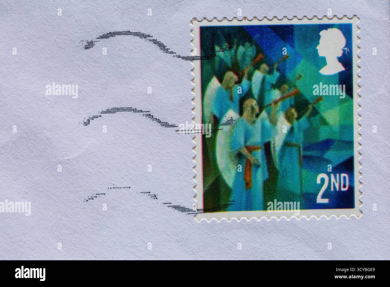 Weihnachtsmarke 2. Klasse mit Engeln auf weißem Umschlag - Briefmarke 2. Klasse Stockfoto