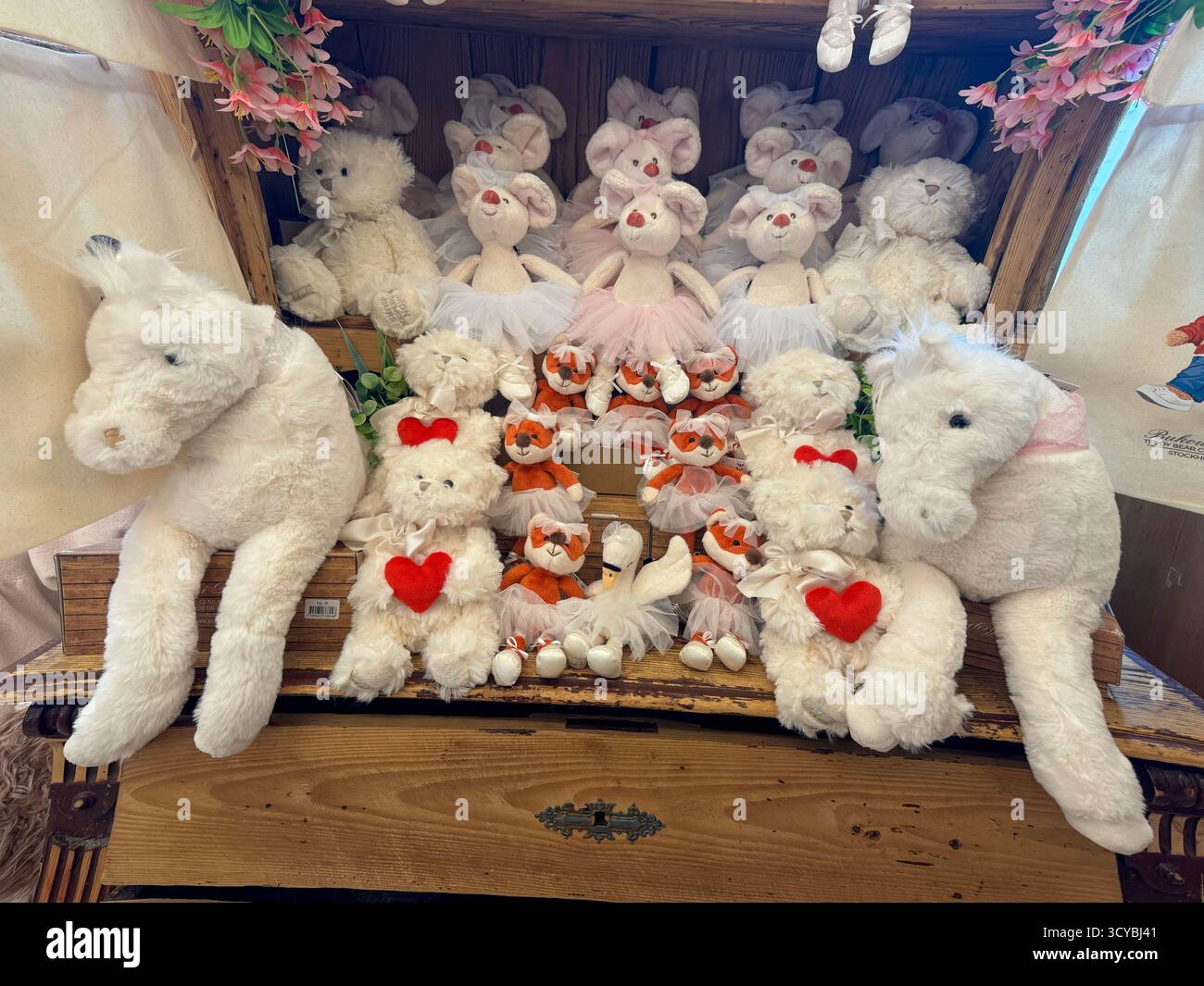 Warschau, Polen, 12. Oktober 2025, Schatzkiste gefüllt mit romantischen und skurrilen Kuscheltieren in einem Spielzeugladen in Galeria Bukowski auf C - Smartphone-aufgenommenes Stockfoto