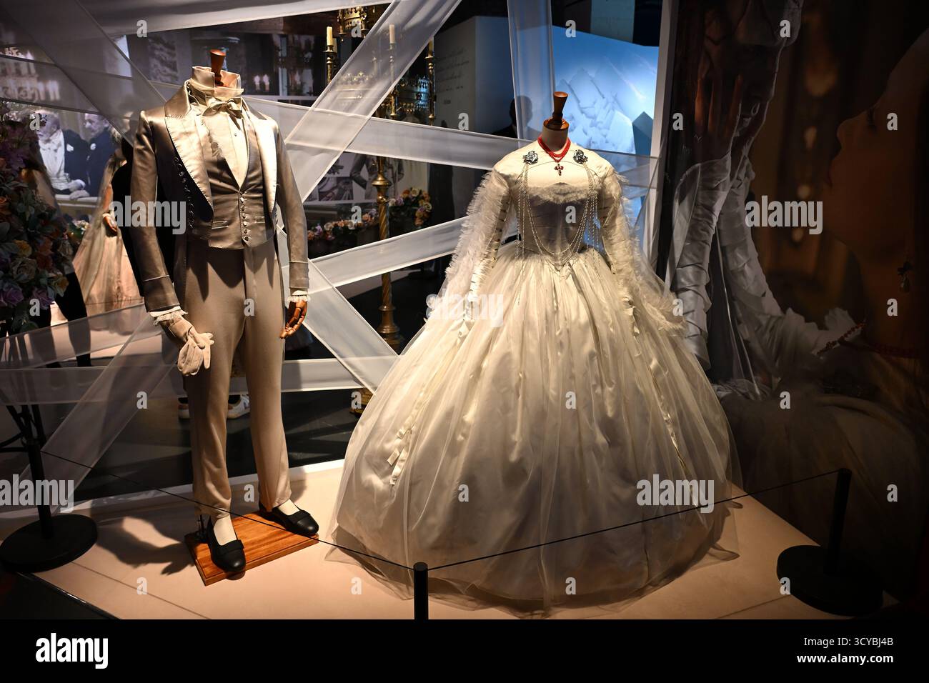 Elisabeths (Mia Goth) Hochzeitskleid und Victor Frankenstein (Oscar Isaac) Hochzeitsanzug aus dem Film Frankenstein (2025) Stockfoto