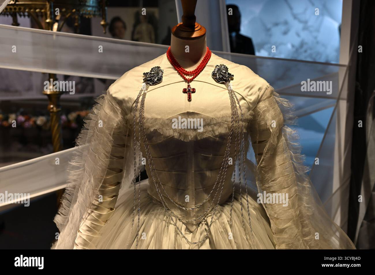 Elisabeths (Mia Goth) Hochzeitskleid aus dem Film Frankenstein (2025) Stockfoto