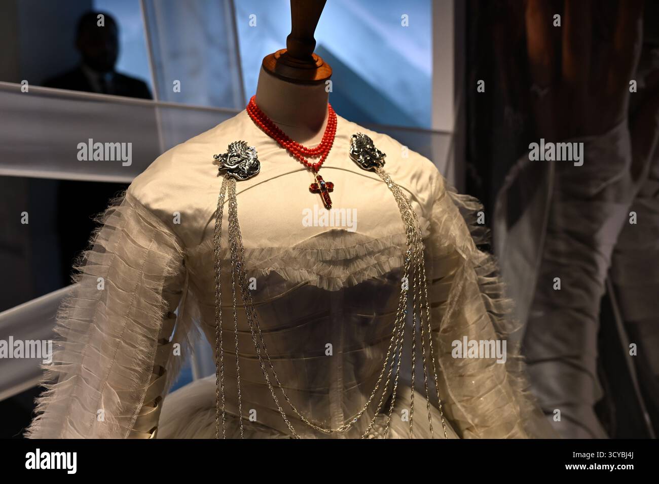 Elisabeths (Mia Goth) Hochzeitskleid aus dem Film Frankenstein (2025) Stockfoto