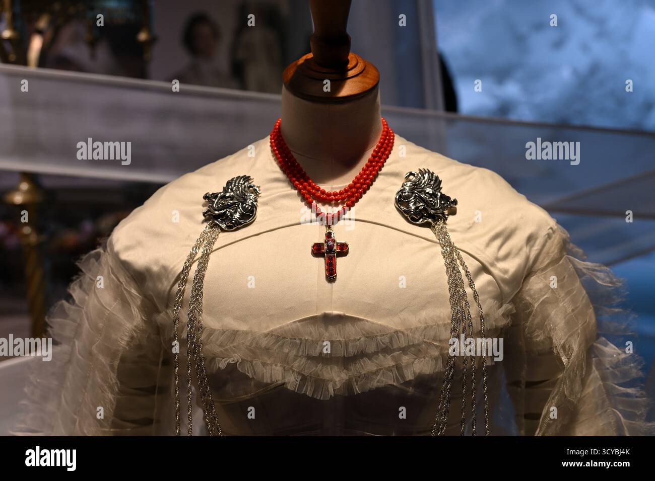 Elisabeths (Mia Goth) Hochzeitskleid aus dem Film Frankenstein (2025) Stockfoto