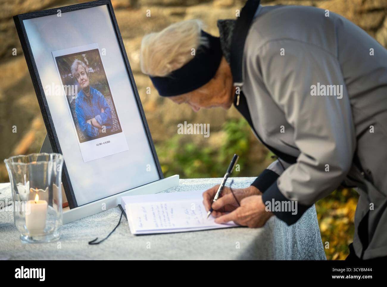 Pysely, Tschechische Republik. Oktober 2025. Beerdigung von Dana Drabova, langjähriger Leiterin des Staatlichen Büros für nukleare Sicherheit, die am 6. Oktober 2025 in Pysh, Tschechien, starb. Quelle: Michaela Rihova/CTK Photo/Alamy Live News Stockfoto