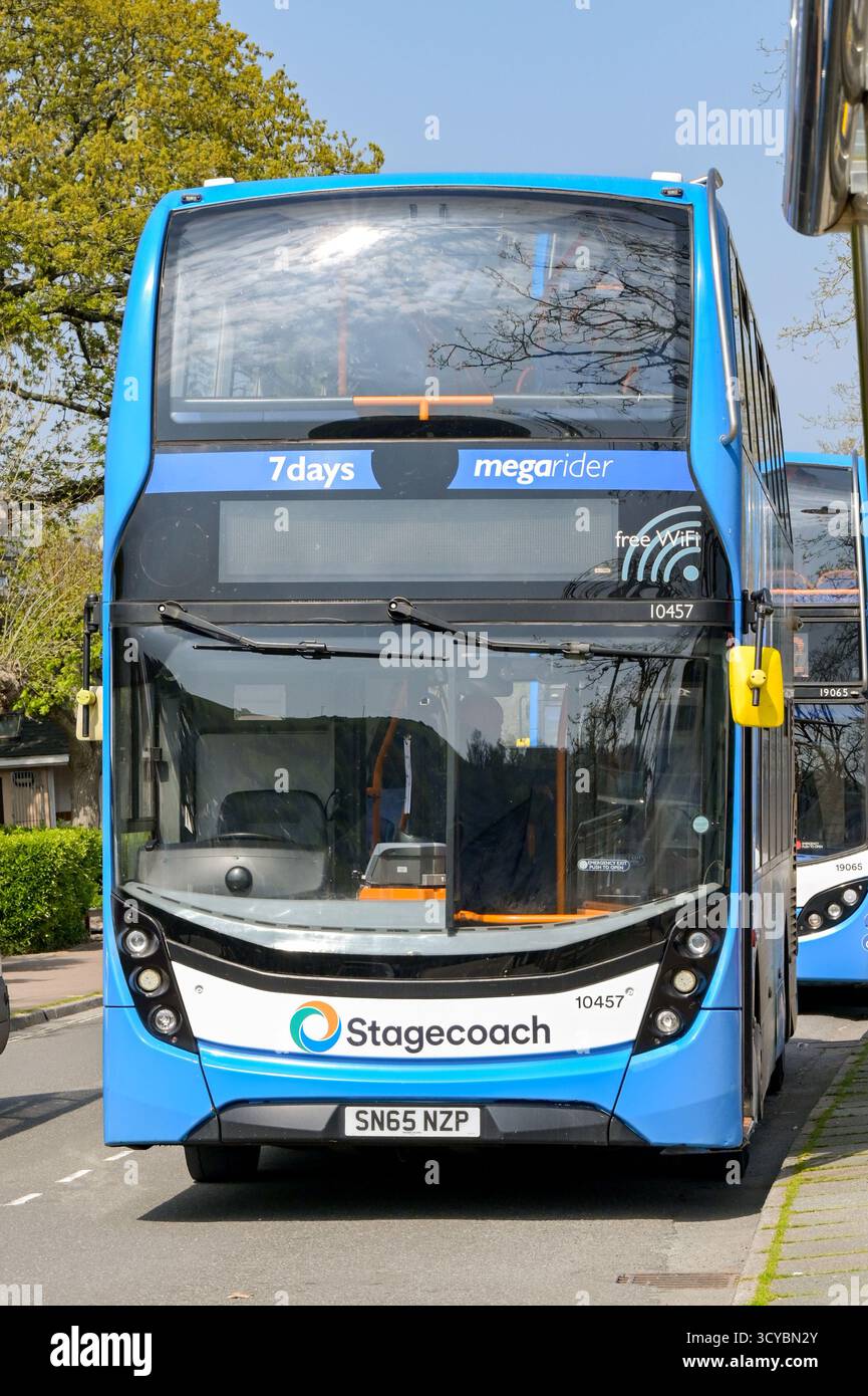 Dartmouth, Devon, England, Großbritannien - 24. April 2025: Vorderansicht eines Doppeldeckerbusses, der von Stagecoach an einer Bushaltestelle in Dartmouth betrieben wird Stockfoto