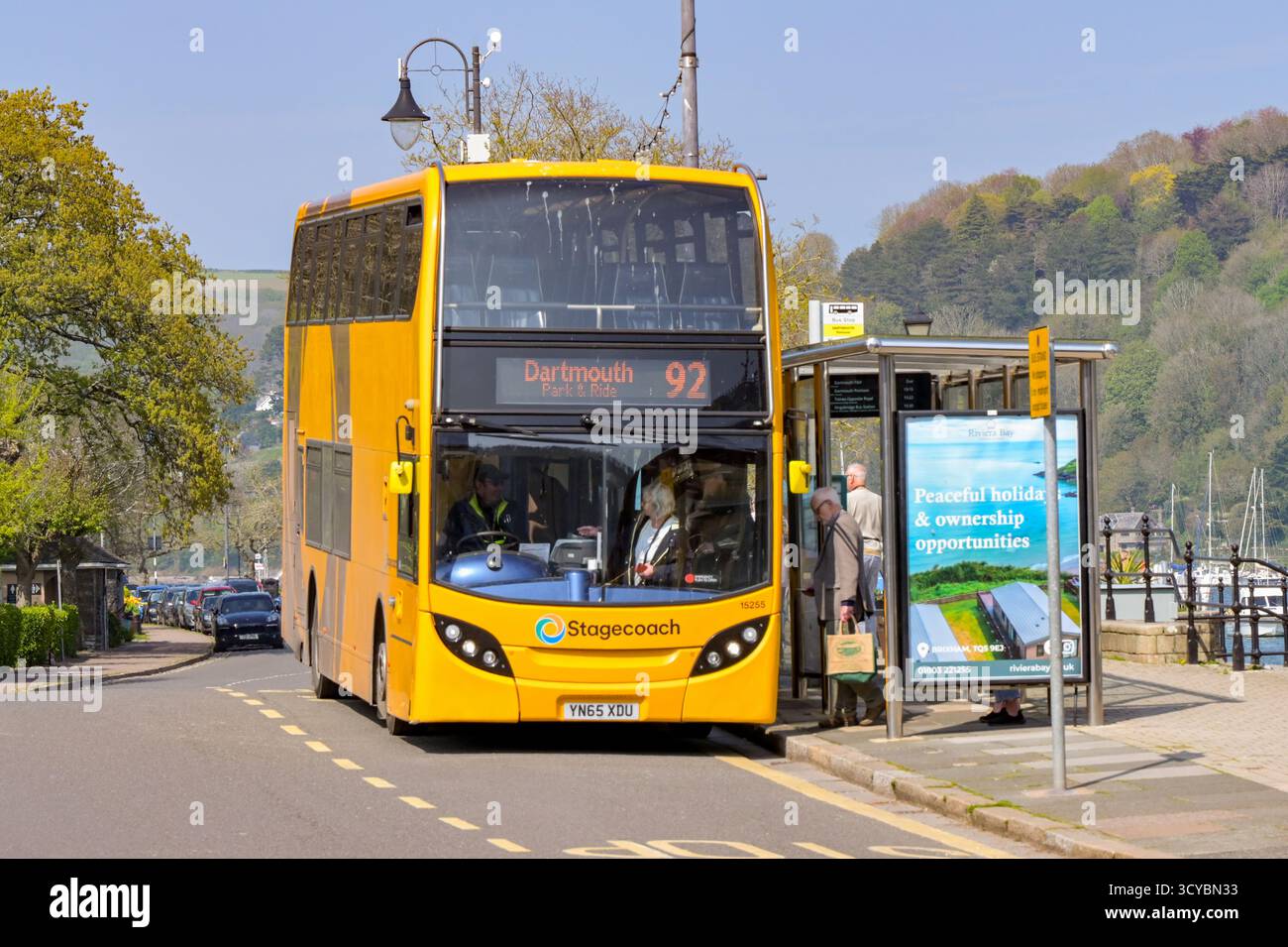 Dartmouth, Devon, England, Großbritannien - 24. April 2025: Personen, die an einer Bushaltestelle in Dartmouth in einen von Stagecoach betriebenen Doppeldeckerbus steigen. Stockfoto