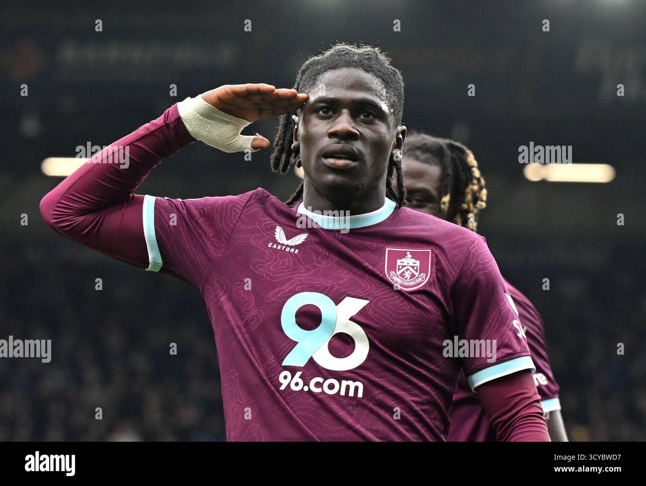 Loum Tchaouna von Burnley feiert das zweite Tor ihrer Mannschaft während des Premier League-Spiels in Turf Moor, Burnley. Bilddatum: Samstag, 18. Oktober 2025. Stockfoto Loum Tchaouna von Burnley feiert das zweite Tor ihrer Mannschaft während des Premier League-Spiels in Turf Moor, Burnley. Bilddatum: Samstag, 18. Oktober 2025. Stockfoto