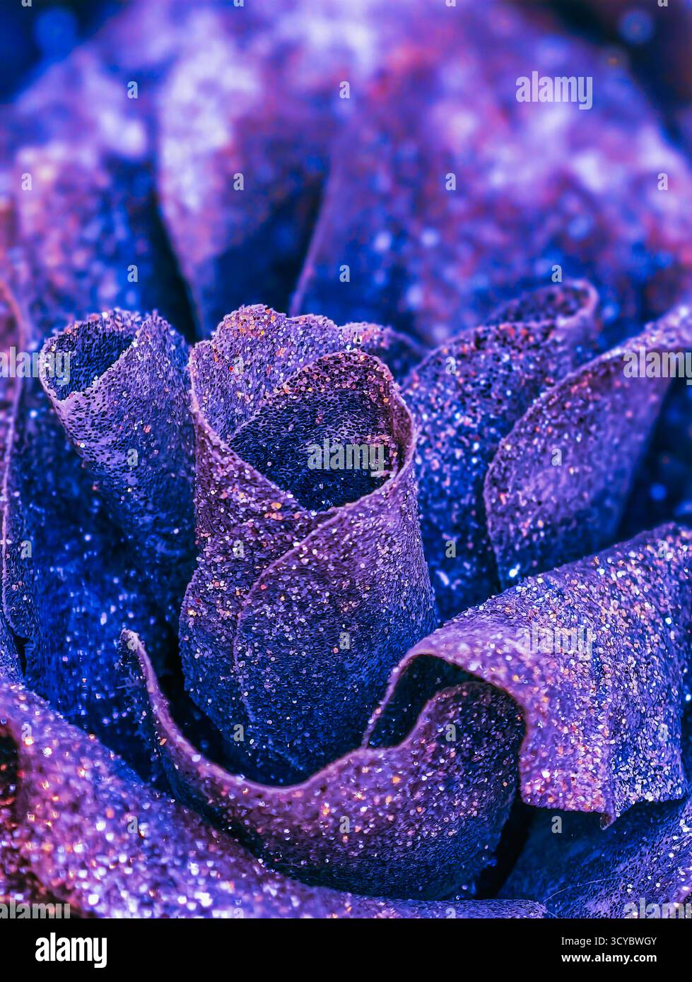 Mystical Purple Glitter Rose Macro: Funkelnde violette Blüten für Fantasy-Kunst, romantische Designs und luxuriöse Branding-Bilder. Stockfoto