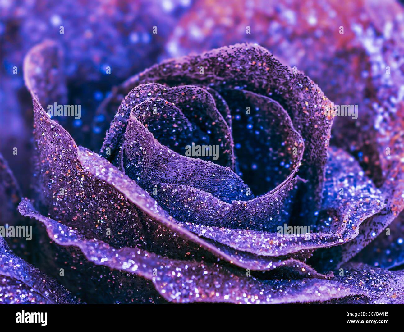 Mystical Purple Glitter Rose Macro: Funkelnde violette Blüten für Fantasy-Kunst, romantische Designs und luxuriöse Branding-Bilder. Stockfoto