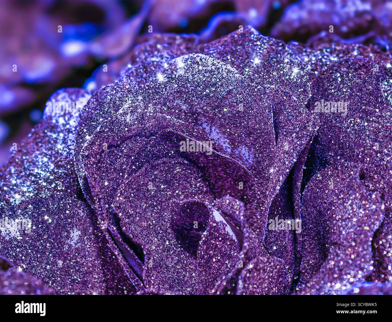 Mystical Purple Glitter Rose Macro: Funkelnde violette Blüten für Fantasy-Kunst, romantische Designs und luxuriöse Branding-Bilder. Stockfoto