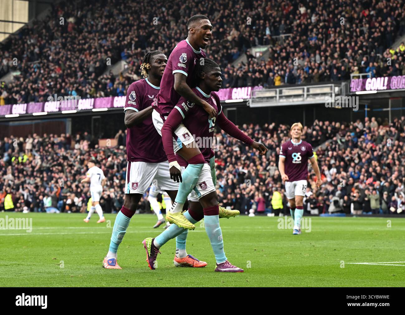 Loum Tchaouna von Burnley feiert das zweite Tor ihrer Mannschaft während des Premier League-Spiels in Turf Moor, Burnley. Bilddatum: Samstag, 18. Oktober 2025. Stockfoto Loum Tchaouna von Burnley feiert das zweite Tor ihrer Mannschaft während des Premier League-Spiels in Turf Moor, Burnley. Bilddatum: Samstag, 18. Oktober 2025. Stockfoto